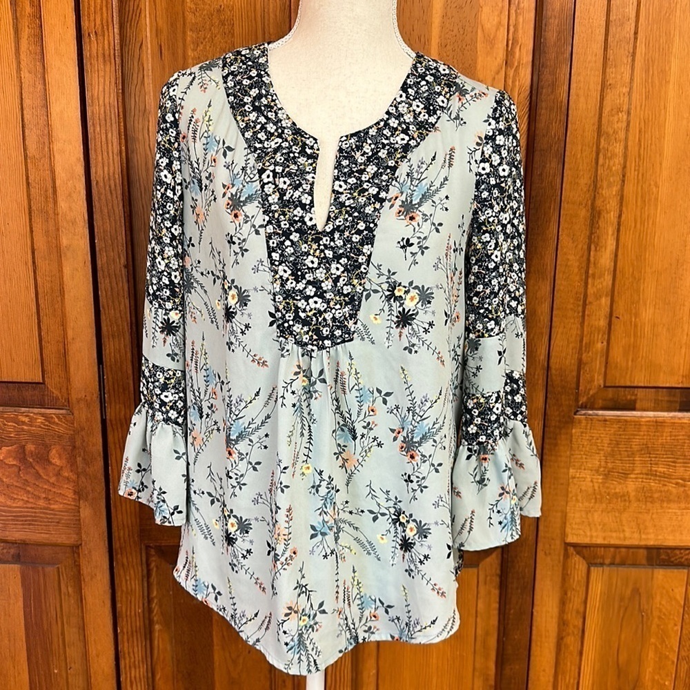 DR2 Floral Bell Sleeve Floral w/Ditsy Floral V-Neck Boho Blouse Small